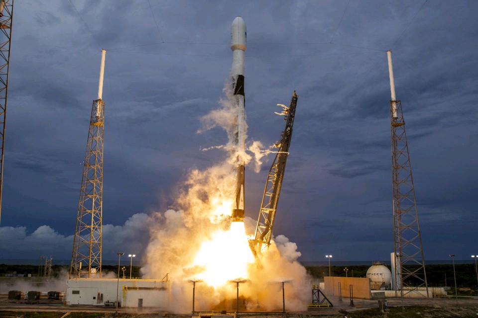  amos-17-launch.jpg